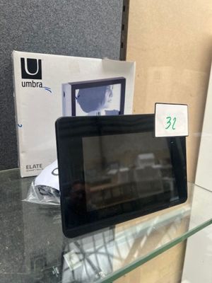 une table en verre sur laquelle est posé un micro-ondes