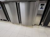 une rangée de portes en acier inoxydable dans des toilettes publiques