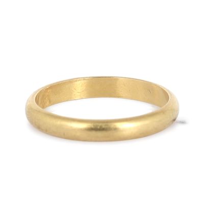 gros plan d'une bague en or sur fond blanc