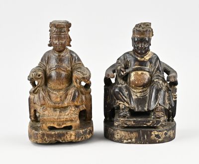 paire de figurines en bois sculpté représentant un homme et une femme assis sur un trône
