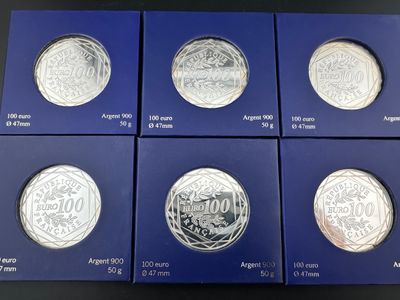 un ensemble de six pièces d'argent présentant des motifs différents