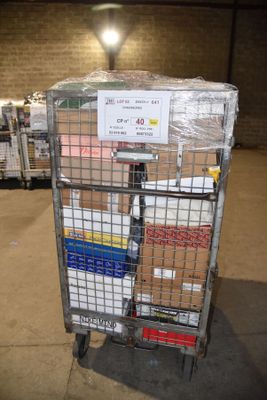 un chariot chargé de cartons et muni d'une pancarte, dans un entrepôt