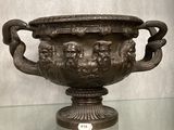 un vase en bronze exposé dans une vitrine