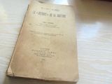 un vieux livre posé sur une table, à côté d'une tasse de café