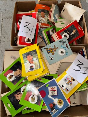 une boîte remplie de cartes sur lesquelles figurent des photos de personnes