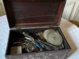 une boîte en bois remplie d'objets divers, posée sur une table