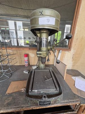 une machine posée sur une table dans une pièce