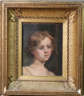 un tableau représentant une jeune fille, dans un cadre doré