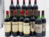 plusieurs bouteilles de vin sont alignées sur une surface blanche
