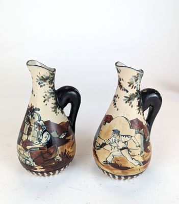 deux vases posés sur une table
