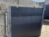 une porte métallique située sur le côté d'un immeuble