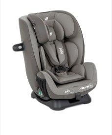 le siège auto pour bébé est prêt à être posé par terre