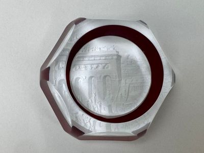 une plaque de verre sur laquelle est représenté un bâtiment