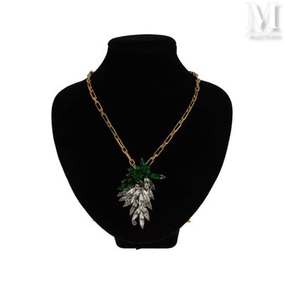 gros plan d'un collier sur un mannequin mannequin