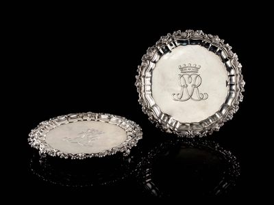 une assiette ancienne en argent ornée d'une couronne et une petite assiette en argent ornée d'une couronne