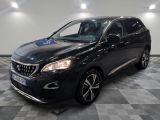 un 4x4 noir garé dans un garage au sol en damier