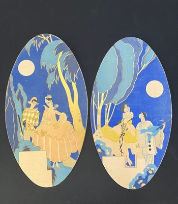 deux tableaux ovales représentant des personnes sur une plage, avec des palmiers et une pleine lune