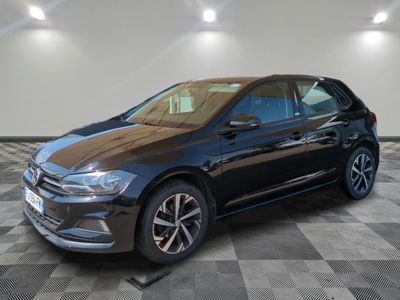 une Volkswagen Jetta noire garée sur un sol en carrelage à damier