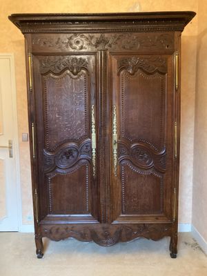 Armoire de mariage en chêne sculpté et mouluré, la corniche …