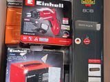 de nombreuses boîtes contenant du matériel électronique, empilées dans une boîte posée par terre