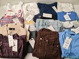 un tas de vêtements posés sur une table