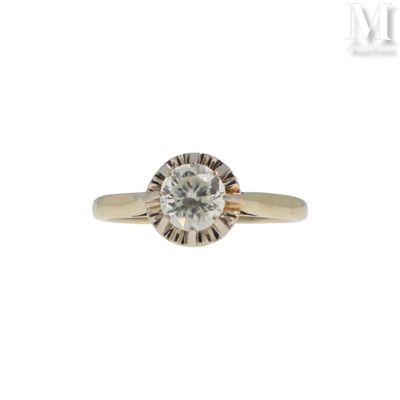 un gros plan d'une bague en or jaune sertie d'un diamant blanc