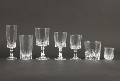 plusieurs verres à vin vides sont alignés sur une table