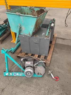 une photo d'une machine posée sur une palette