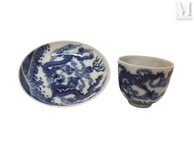 une tasse et une soucoupe bleues et blanches posées l'une à côté de l'autre
