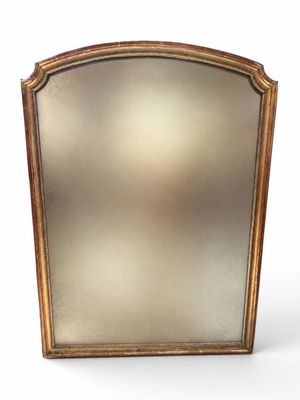 une image d'un miroir encadré d'or sur un fond blanc