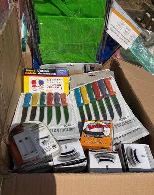 une boîte en carton remplie de différents types d'outils