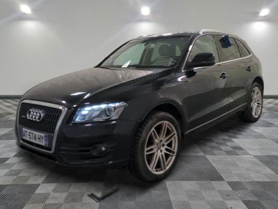 une image d'une audi suv noire garée dans un garage