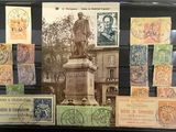 de nombreux timbres différents exposés dans une vitrine