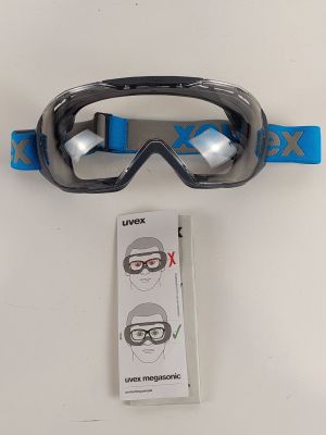 une image représentant une paire de lunettes de ski et une paire de bouchons d'oreille