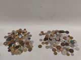 deux piles de pièces posées sur une table blanche