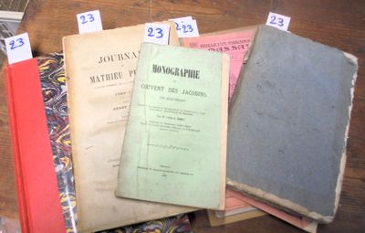 de nombreux livres posés les uns à côté des autres sur une table