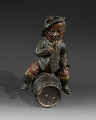 statue représentant un homme assis sur un tonneau, coiffé d'un chapeau