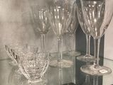 une étagère en verre sur laquelle sont posés des verres à vin