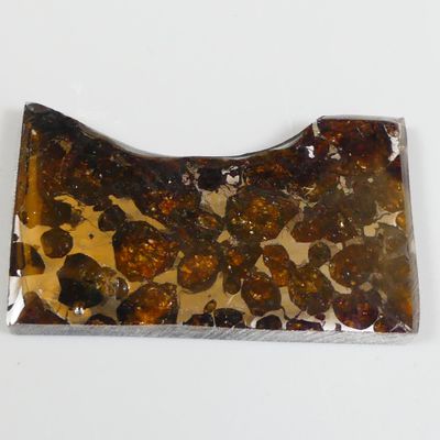 un morceau de verre posé sur une surface blanche