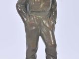 figurine en bronze représentant un homme en uniforme debout sur un socle