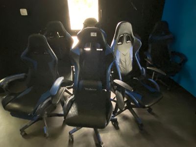 le nombre de chaises alignées dans une pièce