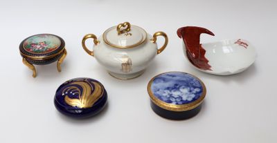 LIMOGES Lot de pièces dépareillées en porcelaine émaillée co…