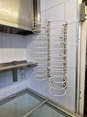 une photo d'une cuisine avec une étagère au milieu