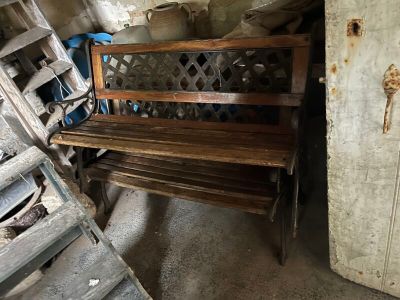 un banc en bois qui se trouve dans une pièce