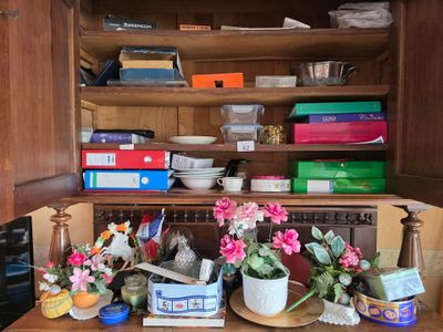 une armoire en bois sur laquelle est posé un bouquet de fleurs