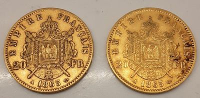 deux souverains d'or, l'un orné d'une couronne et l'autre d'un blason