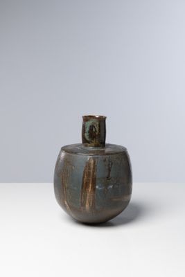 un petit vase posé sur une table