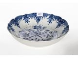 une image représentant un bol bleu et blanc posé sur une table
