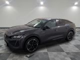 Une Toyota C-HR grise de 2020 est garée sur un sol à damier