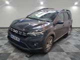la voiture grise est garée sur un sol en damier dans le garage